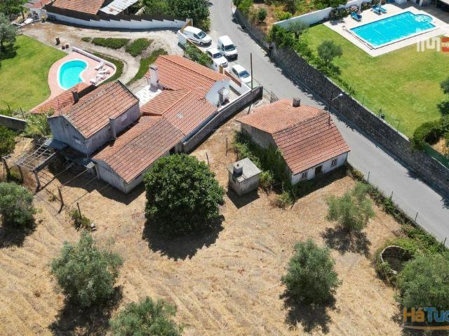 2 Moradias inseridas num terreno todo vedado com 1785 m2, poço, furo Ourém | 26074063613