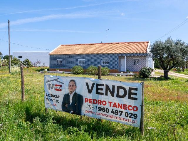 2 Moradias Isoladas, Lote 16750m2, Furo, Piscina, Armazém, Arvores Fruto, Telheiro, Vinha Foros de Almada