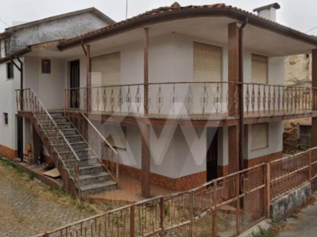 2 moradias para reabilitar, armazém em ruina e terreno