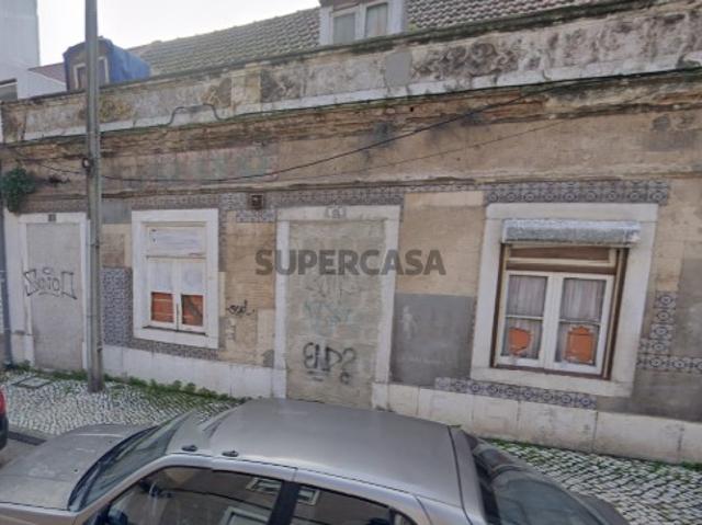 2 Moradias T2 por recuperar com logradouro