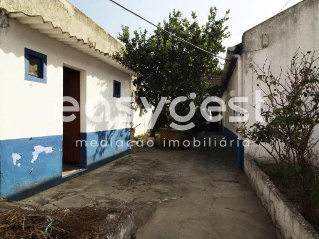 2 Moradias trreas com 375m2 de rea de terreno localizadas no Montijo