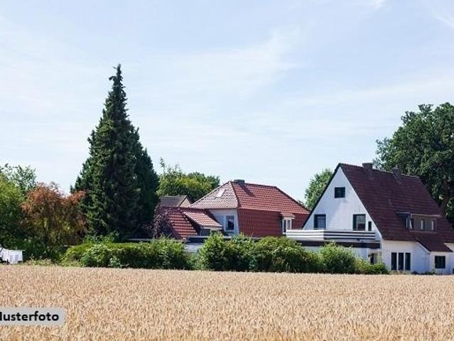 2 Nebengebäude und Wohnung