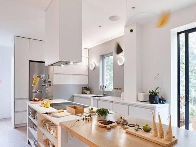 2 Abbott Avenue Toronto ON M6P 1H4 5 Bedroom House for 6500 month