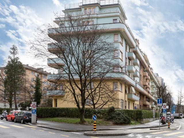 2 and a half room apartment located on the second floor of a beautiful Art Deco building