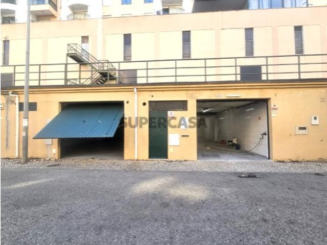 2 Armazéns em Massamá 83m² + 77m² | 160m² total Venda / Arrendamento