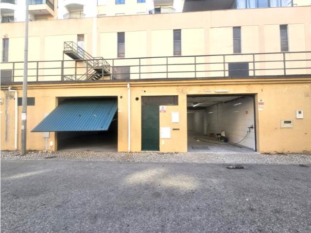 2 Armazéns em Massamá 83m² + 77m² | 160m² total Venda / Arrendamento