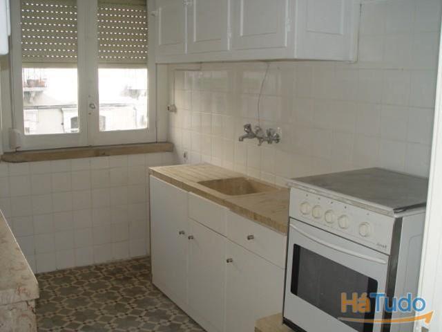 2 Assoalhadas, às Amoreiras, totalmente remodeladas, Rua Alto do Carvalhão, Zona sossegada, junto Escolas, Corte Inglês | 26064087022