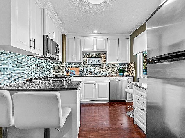 2 Bdrm Marlborough Park Townhouse! Lots Of Updates & Upgrades!