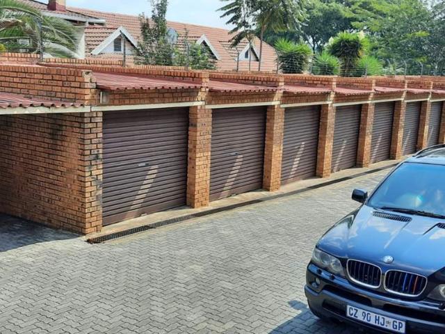 2 bed 1 bath apartment in Randburg / Fontainebleau