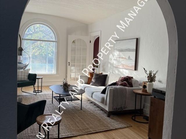 2 Bed 1 Bath Full House in Lakeview