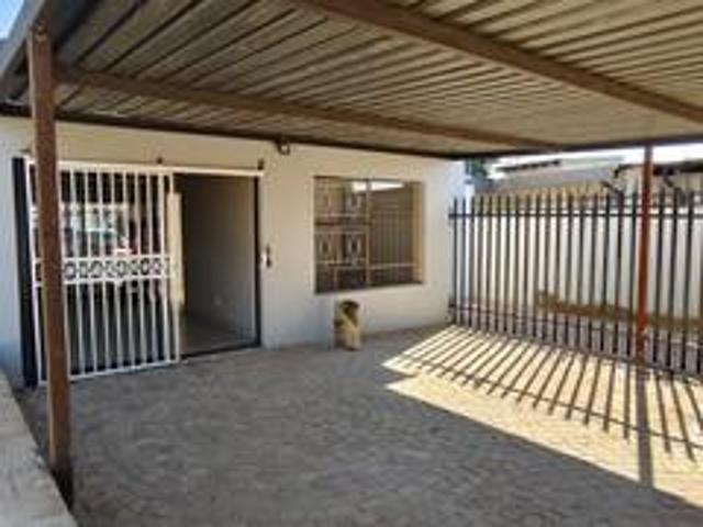 2 bed, 1 bath secure flat in aston manor