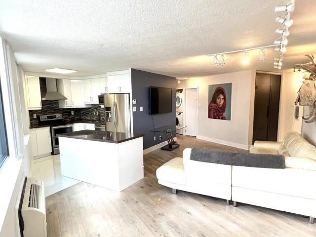 2 Bed 1 Bath with Stunning Lake Views in Queens Quay W and Rees St Available Aug 1
