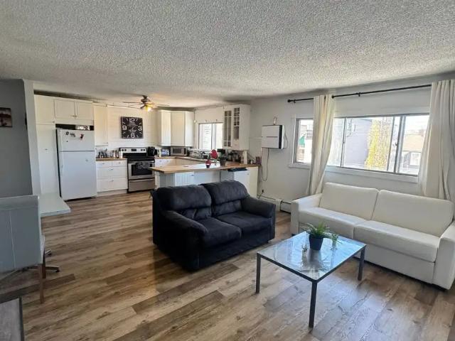 2 Bed 1 Bath Top Floor unit in Sunalta