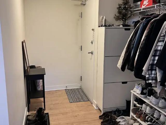 2 Bed 1 Bath top floor/corner unit apartment in fantastic Brentwood location
