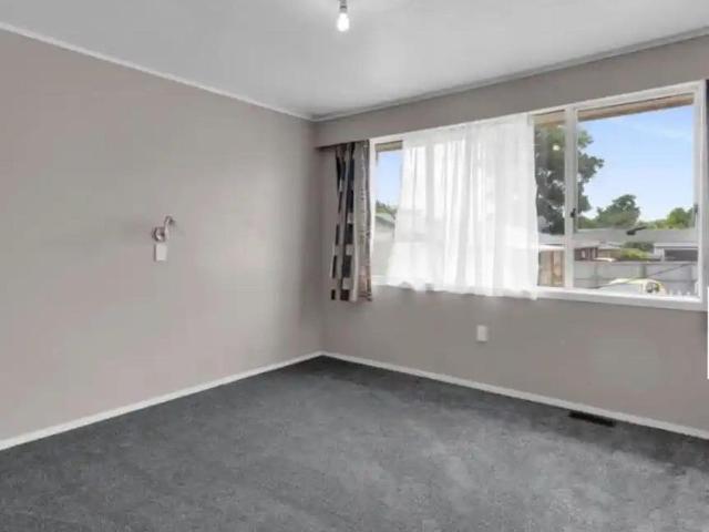 2 bed 2 living rooms lawns included