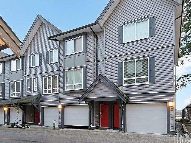 2 Bed + 2.5 Bath Townhouse In Surrey!