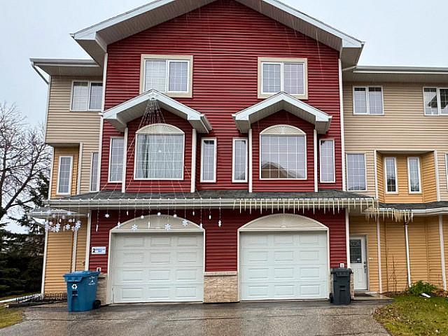 2 Bed 2.5 Bath + Den Townhouse For Rent In The Maples