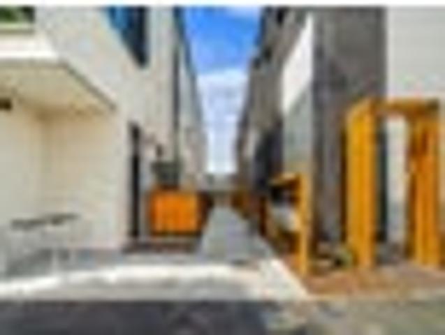 2 Bed Townhouse Above Commercial Units