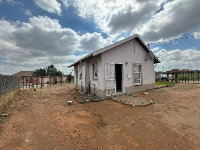2 Bed Townhouse in Roodepan