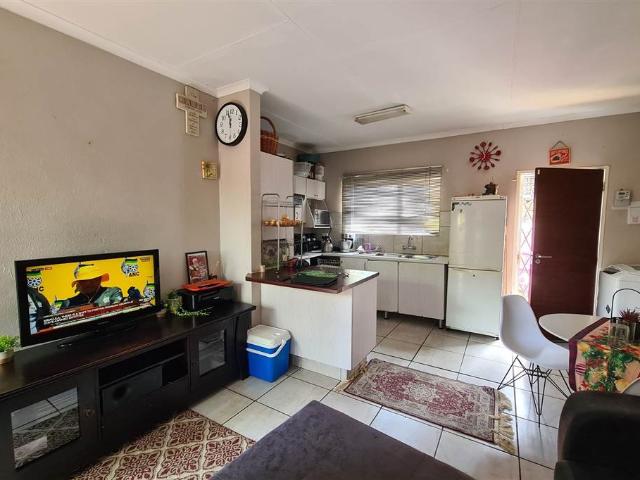 2 Bed Apartment in Sonheuwel