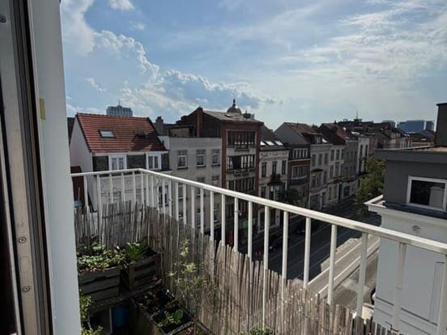 2 Bed apartment w/ Balcony & City Views