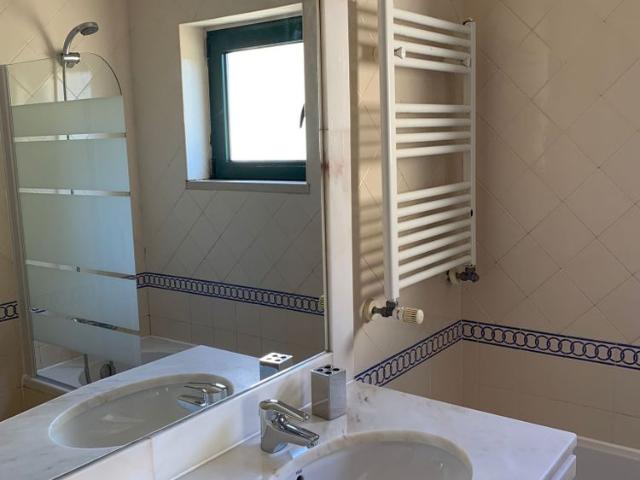2 Bed Apt Near Beach, Shops & Train