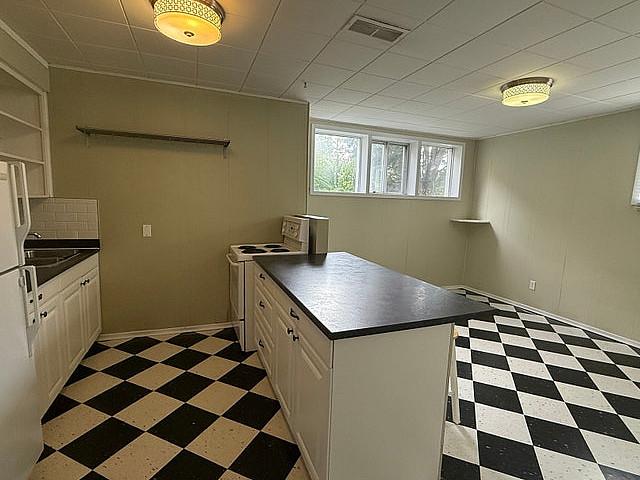 2 Bed Basement Suite 0n Cumberland Ave Walk To U Or S