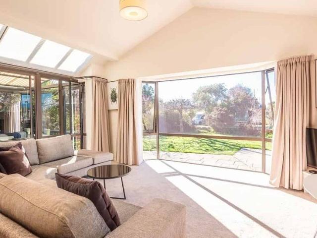 2 Bed Charming Flat in central Mapua Available Now