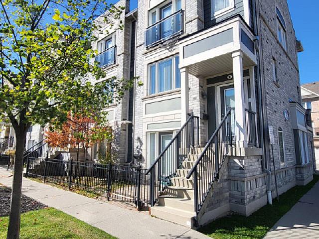 2 Bed Corner Unit Townhome In The Heart Of Churchill Meadows