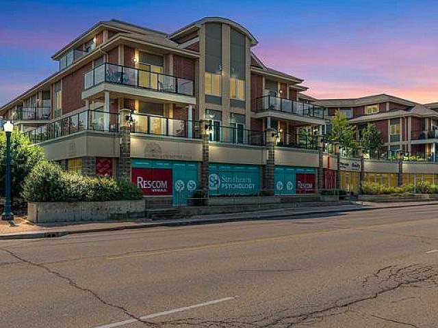 2 Bed + Den 2 Bath Corner In Cloverdale W/2 Parking Spots!