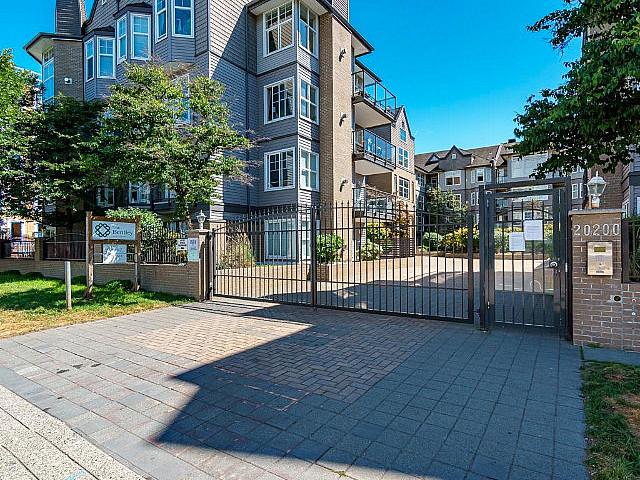 2 Bed & Den Corner Penthouse Overlooking Garden In The Bentley