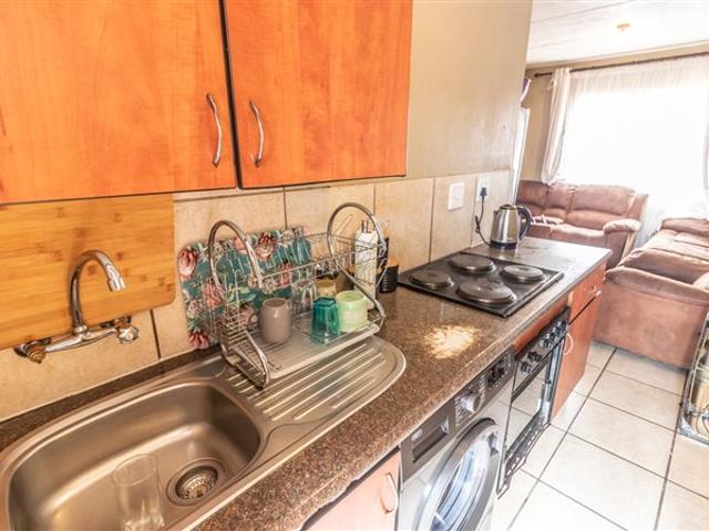 2 Bed Flat in Kempton Park Central