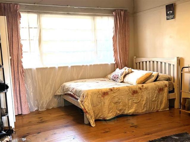 2 Bed Flat in Rosebank