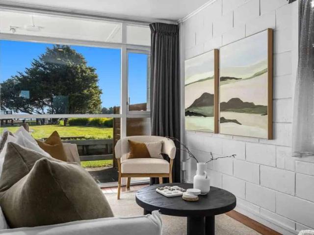 2 Bedroom 1 bathroom Unit next to the river and CBD
