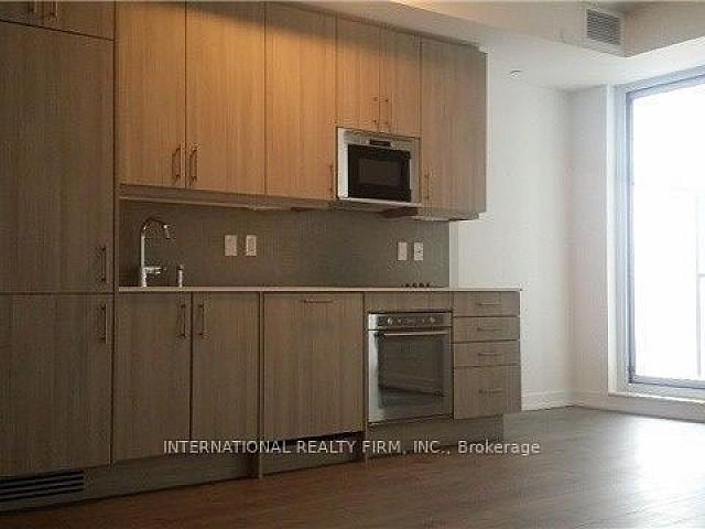 2 Bedroom 1 Bths Located At College / Spadina