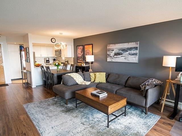 2 Bedroom 2 Bath Condo With Gym And Pool!