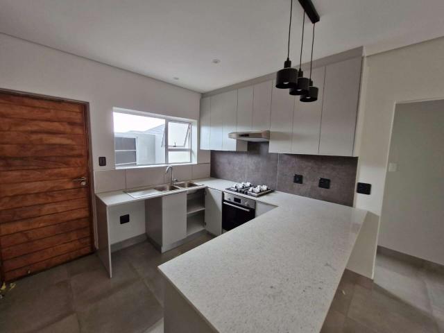 2 Bedroom 2 Bathroom Townhouse nestled in the splendour of George! Backup power and water supplies!