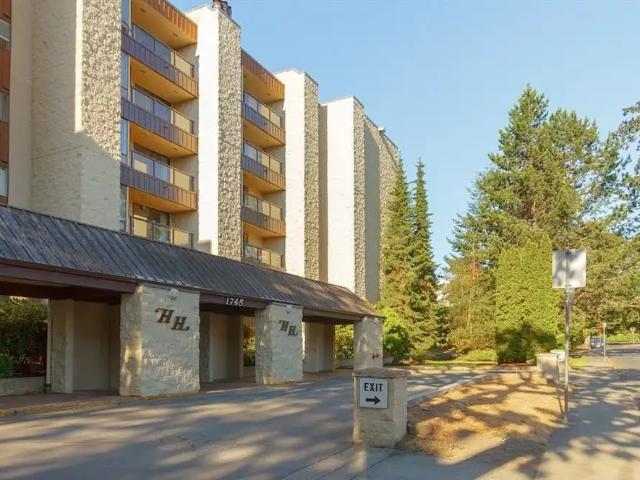 2 bedroom, 2 bathroom condo in great location on the Victoria / Oak Bay border