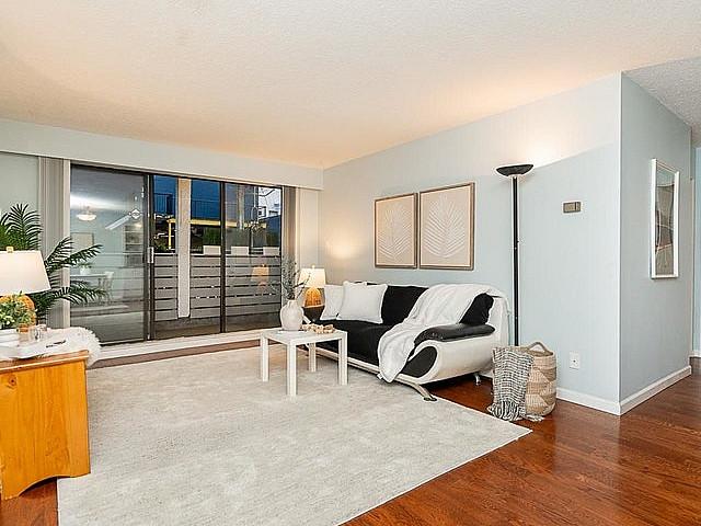 2 Bedroom + 2 Bathroom Furnished Condo Downtown Of Kitsilano