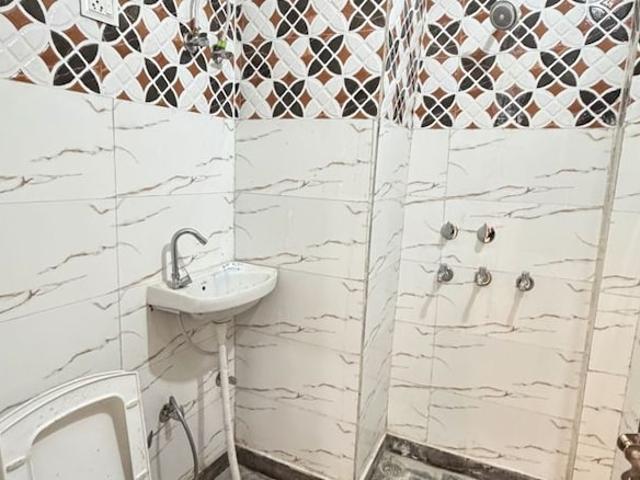 2 Bedroom 75 Sq.Yd. Builder Floor in Dwarka Mor Delhi Listing ID: #9986