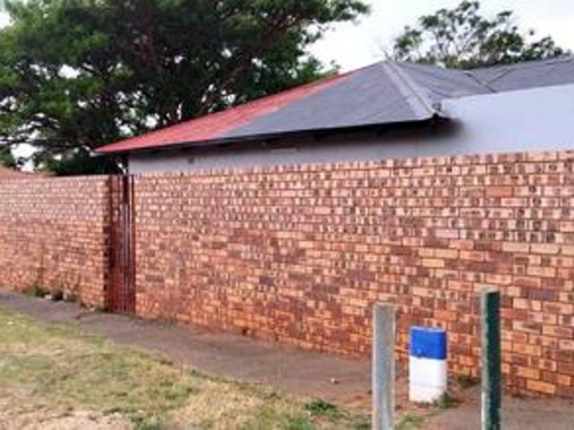 2 bedroom cottage available for rent.