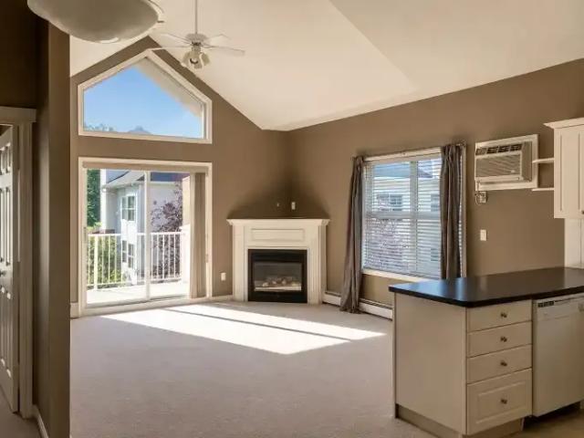 2 Bedroom Condo Calgary AB 102701346
