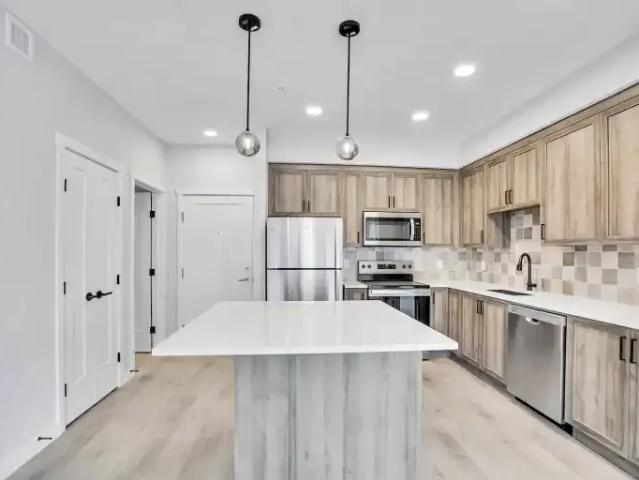 2 Bedroom Condo Calgary AB 104181402