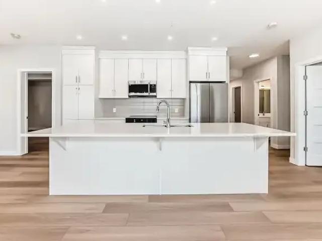 2 Bedroom Condo Calgary AB 105337639