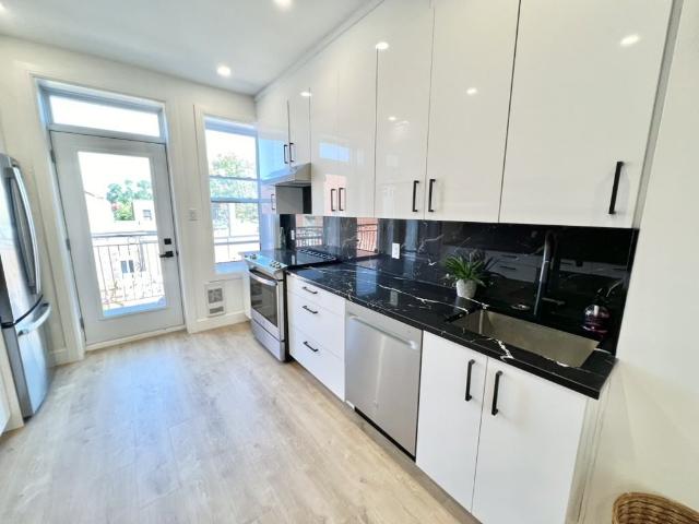 2 Bedroom Condo for Rent at 274 Rue Bernard Ouest #5, Montréal, QC H2V 1T4 Mile End