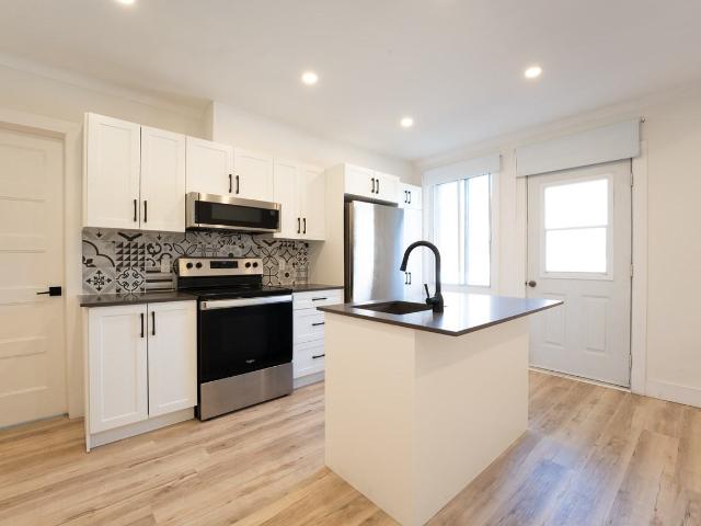2 Bedroom Condo for Rent at 5230 Avenue West Hill, Montréal, QC H4V 2W7 Loyola