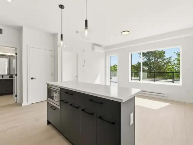 2 Bedroom Condo Surrey BC 102629455