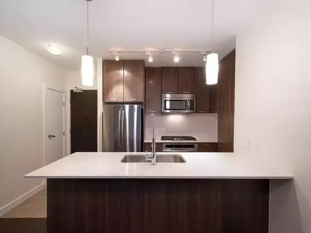 2 Bedroom Condo Port Moody BC 102752298