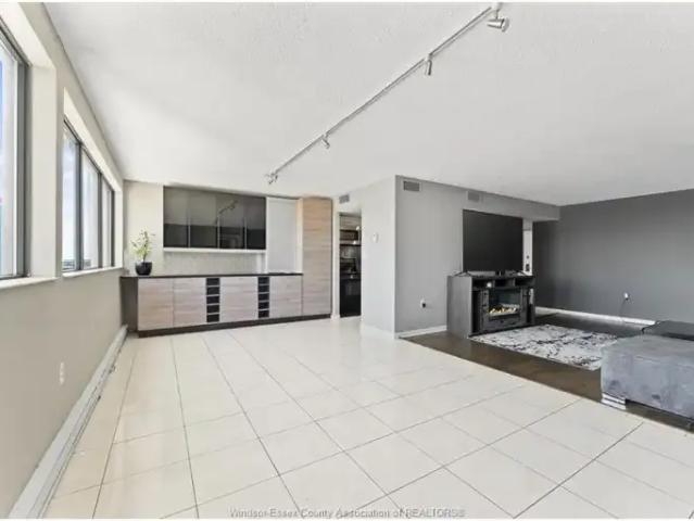 2 Bedroom Condo Windsor ON 102658536