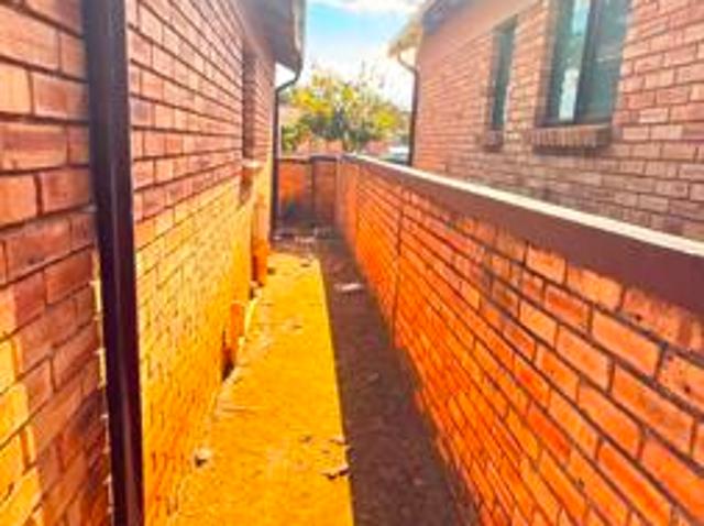 2 Bedroom Cluster in Weltevreden Park